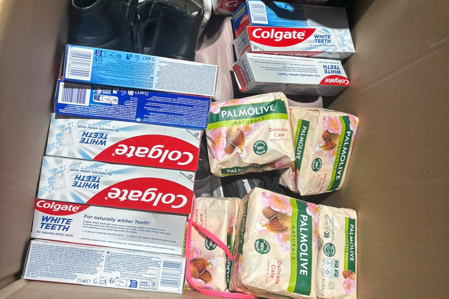 Preparation of essential supply packages for families affected by flooding, as part of the Cœur Solidaire project, an emergency initiative based on mutual assistance and solidarity.