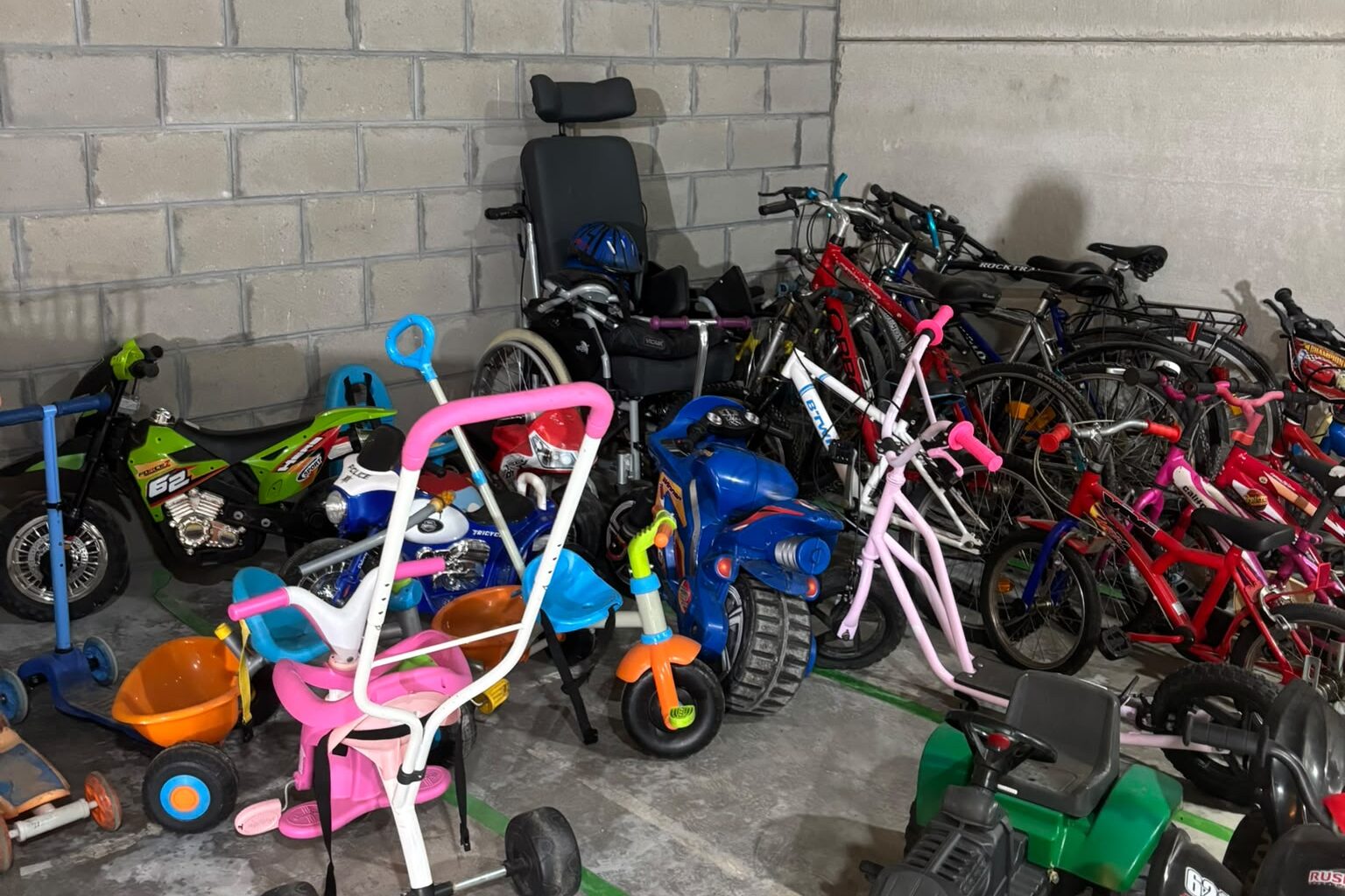Presentation of bicycles collected and prepared for free distribution to displaced children and adults affected by war in the Democratic Republic of the Congo, as well as asylum seekers in Belgium, in order to promote mobility, independence and social inclusion.